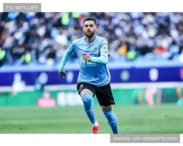 大连英博王禹中场策动边路突破，赛场上的全能指挥官