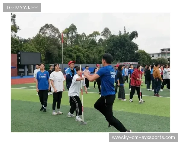 学校体育节设置“家长+子女双打体验赛” 学校体育节设置“家长+子女双打体验赛”